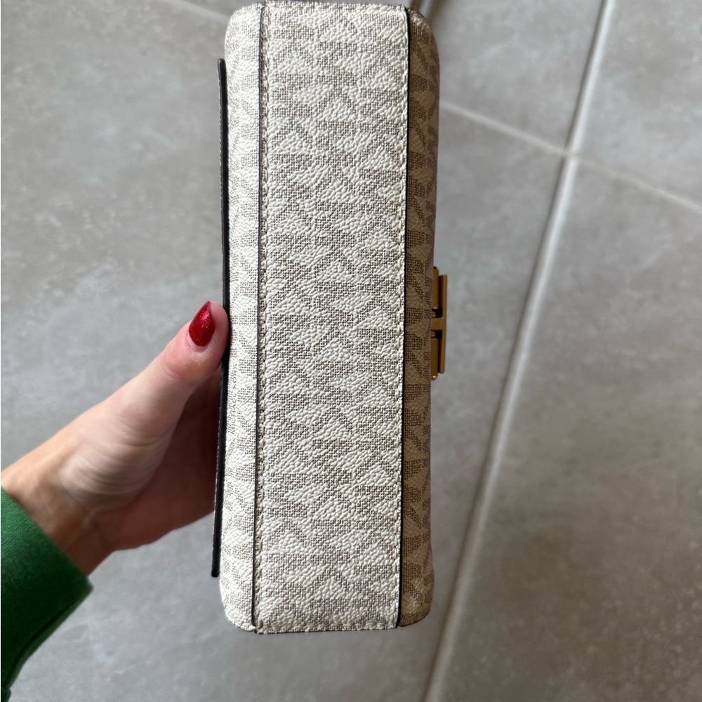 Michael Kors crossbody - Picture 7 of 9